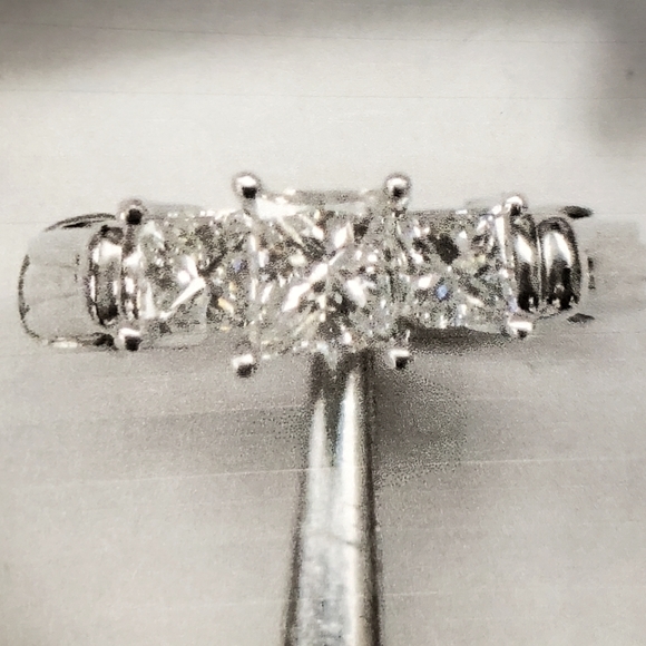 Platinum .950 Diamond Three Stone Princess Cut. - Picture 5 of 16